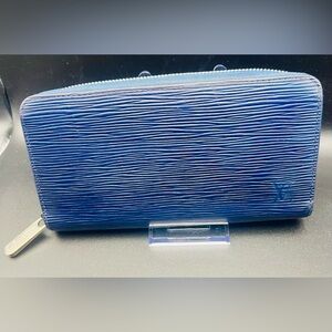 Louis Vuitton Zippy long wallet in blue Epi leather. With silver hardware. VGUC💙